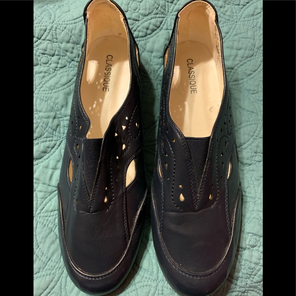 Classique Navy Blue Women’s slip on shoes. Size - 10M. Great condition.